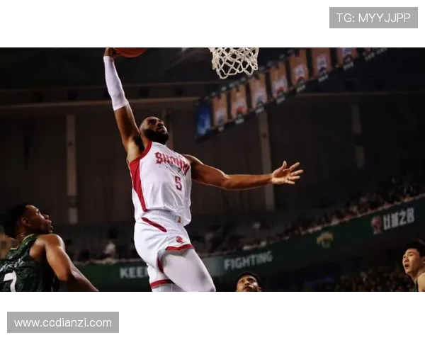 热火新援鲍威尔表现出色半场贡献13分3助攻助力球队火力全开